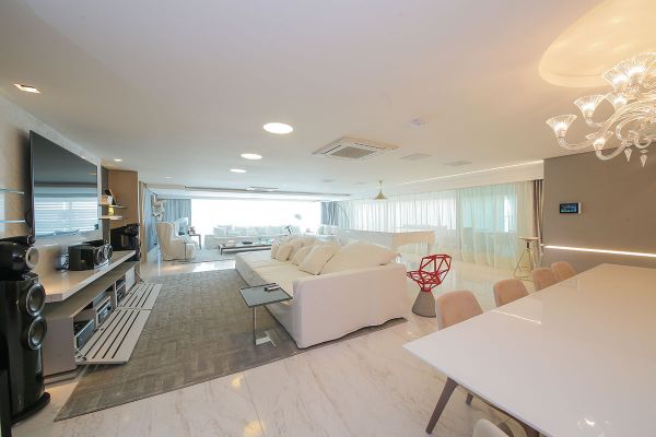 PROJETO: HABITAT.
CONFIRA MAIS IMAGENS <a href="https://www.hometheater.com.br/portal/home-theater-best-2020/"><strong>AQUI</strong></a> NA EDIÇÃO