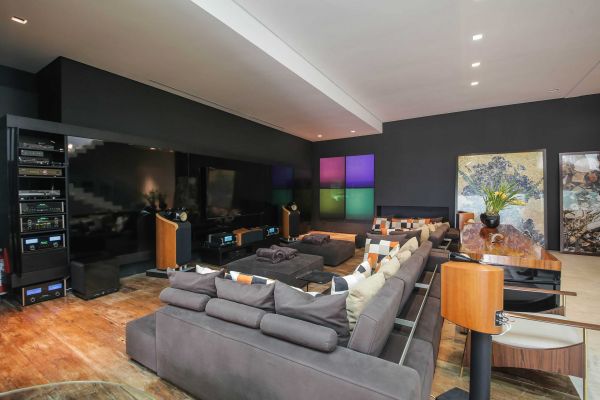 PROJETO: HI-FI CLUB
CONFIRA MAIS IMAGENS <a href="https://www.hometheater.com.br/portal/home-theater-best-2020/"><strong>AQUI</strong></a> NA EDIÇÃO