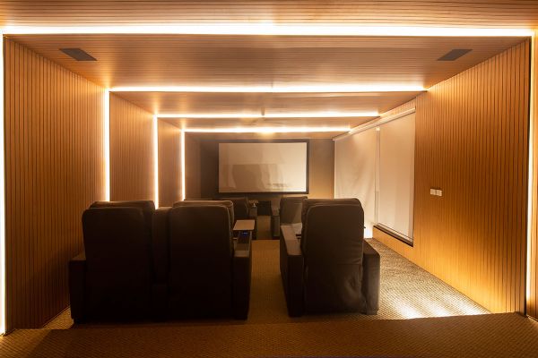 PROJETO: ANTARES.
CONFIRA MAIS IMAGENS <a href="https://www.hometheater.com.br/portal/home-theater-best-2020/"><strong>AQUI</strong></a> NA EDIÇÃO